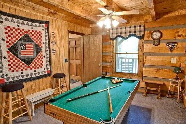 A Cozy Den Cabin with pool table