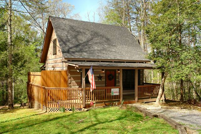 Gatlinburg Cabin Rentals_Sleepy Bear_covered porch