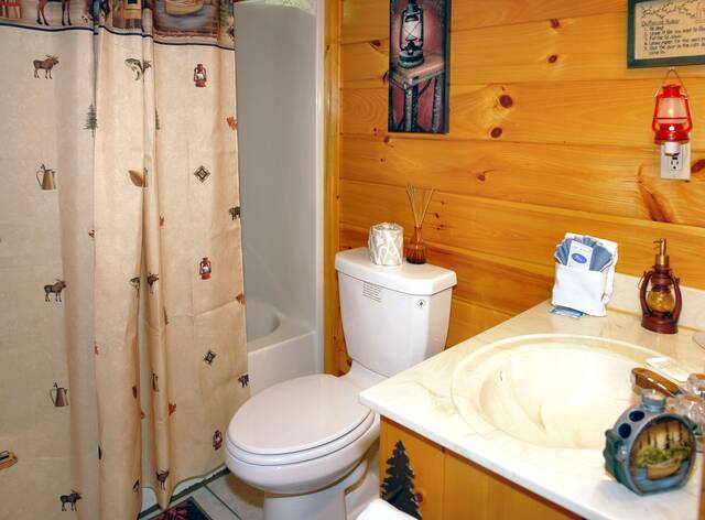 Gatlinburg Cabin Rentals_Tranquility_full bath with tub shower
