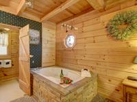 JACUZZI (BEDROOM 1)