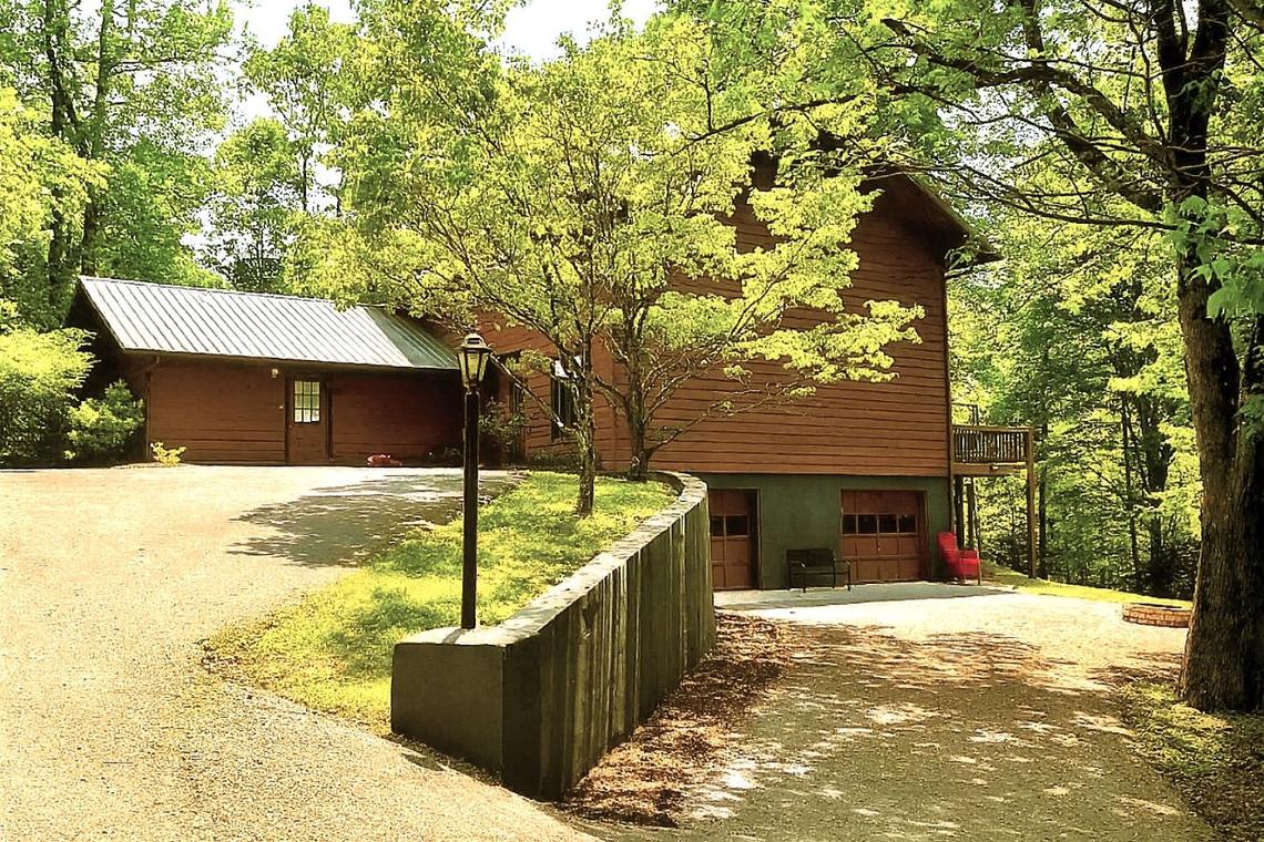 Wandering Bear Lodge