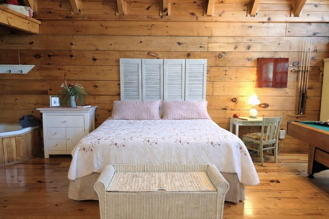 Adorable Shut'er Inn