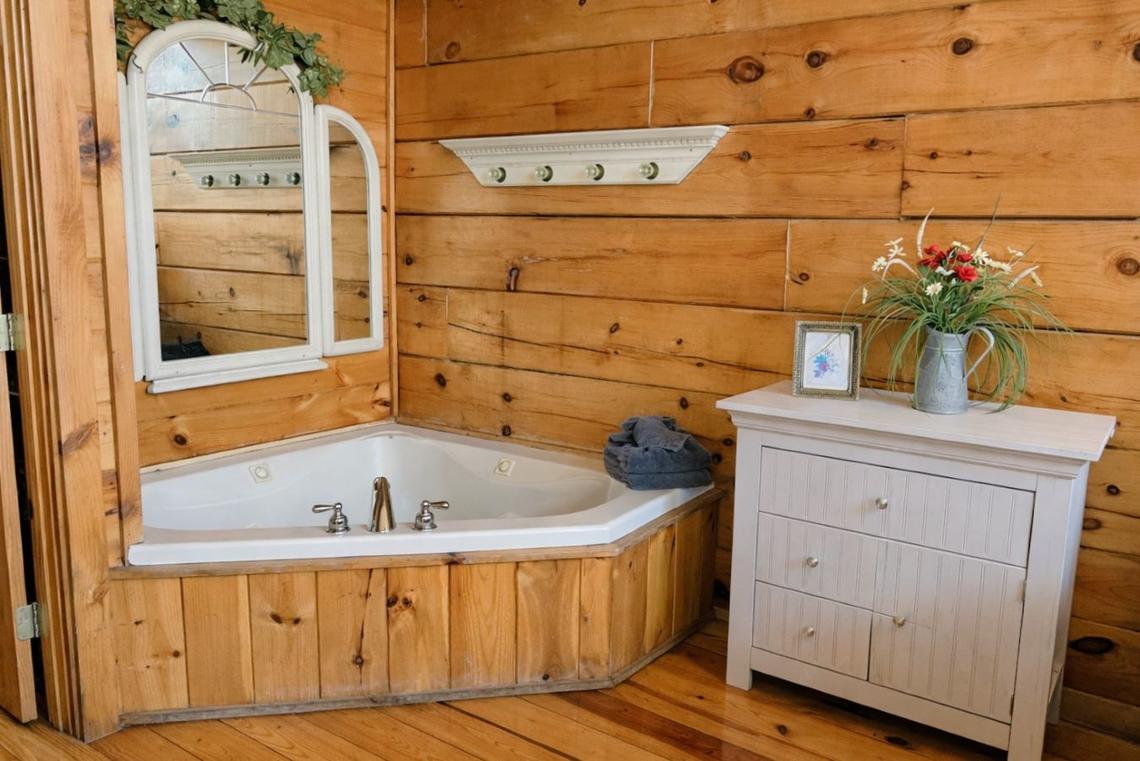 Adorable Shut'er Inn