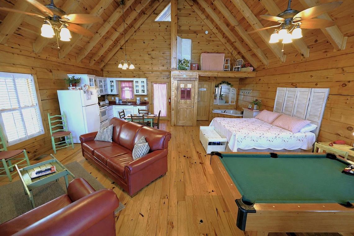 Adorable Shut'er Inn