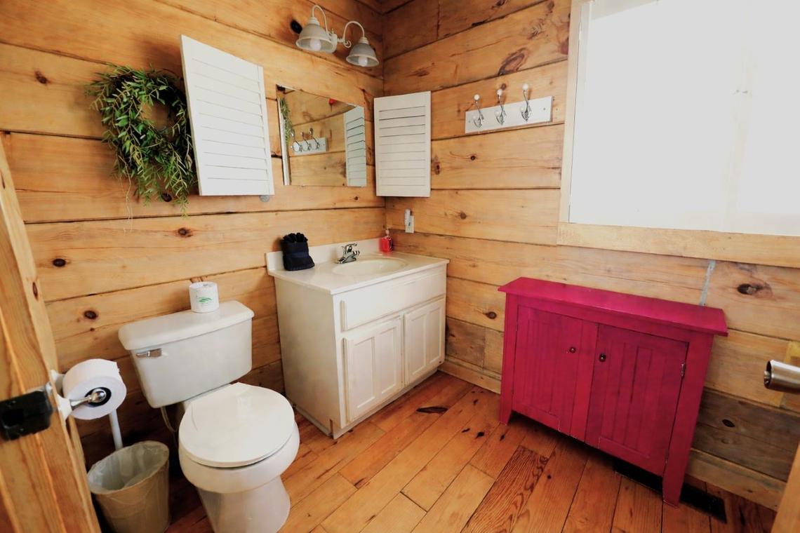 Adorable Shut'er Inn