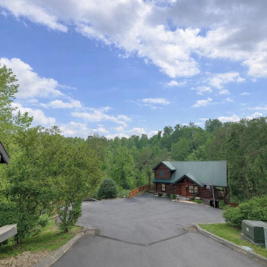 Adorable Shut'er Inn