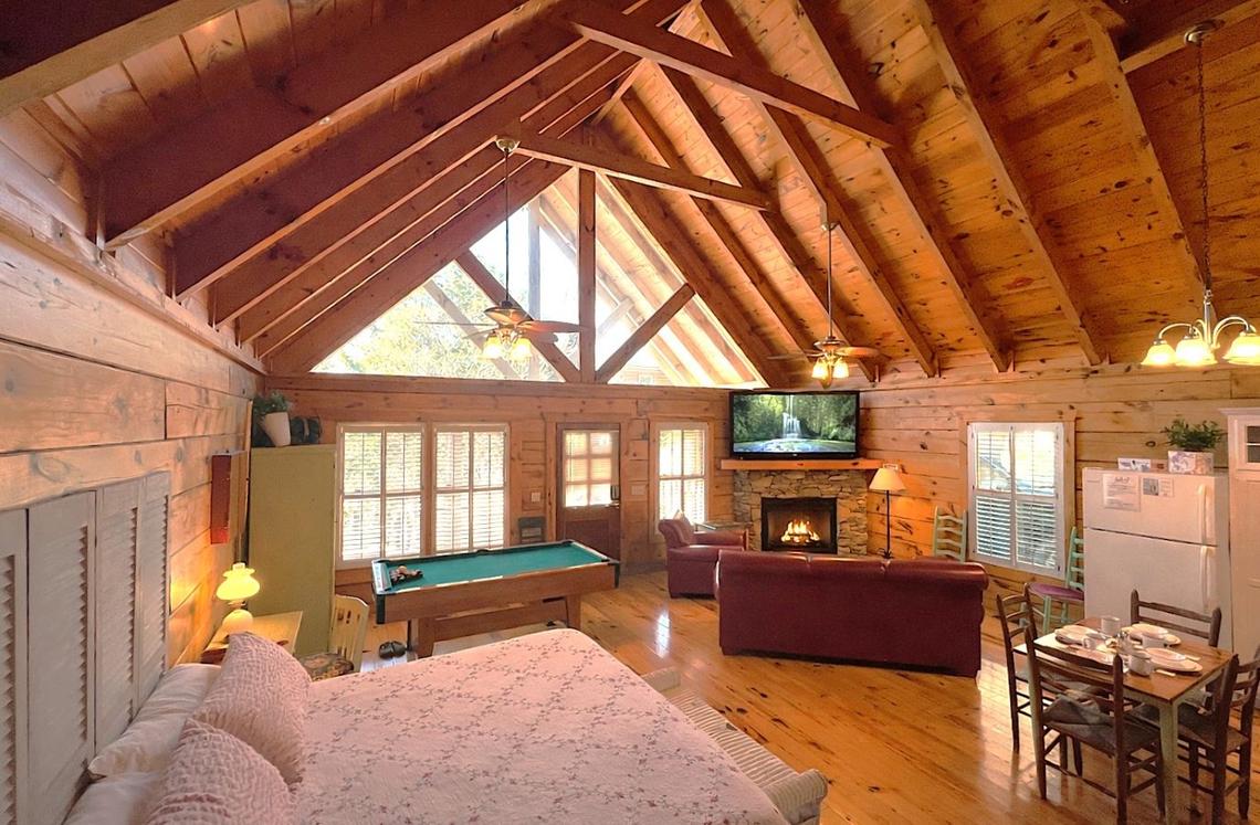 Adorable Shut'er Inn