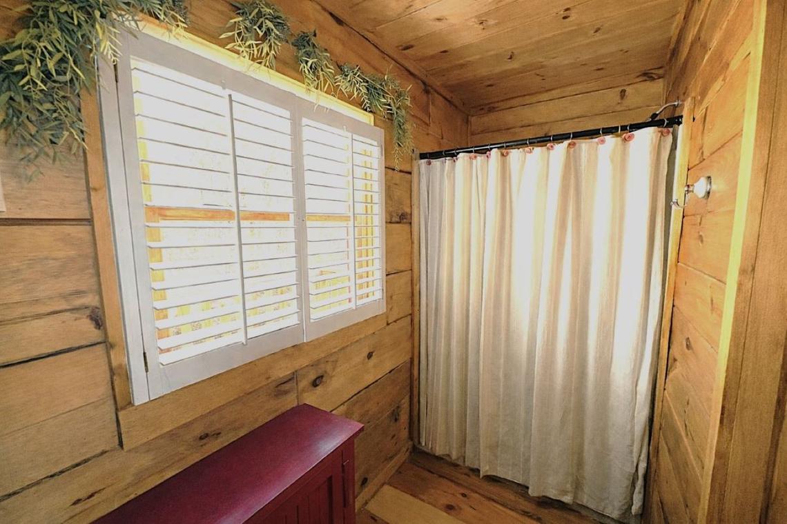 Adorable Shut'er Inn