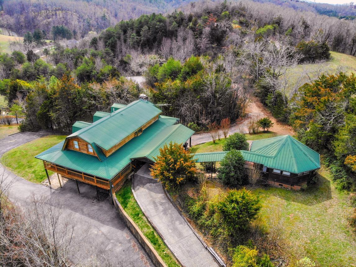 Smoky Bear Lodge with Guest House