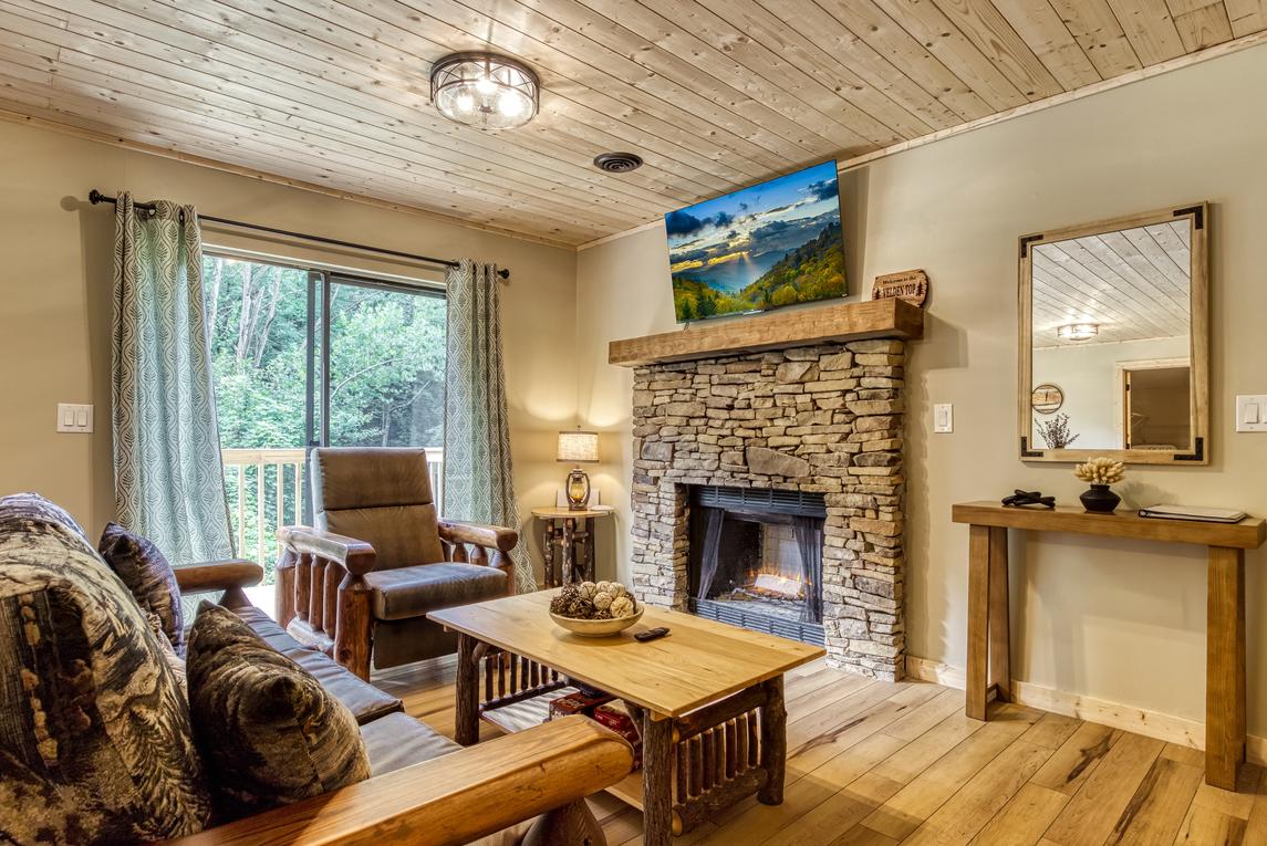 Velden Top - new listing