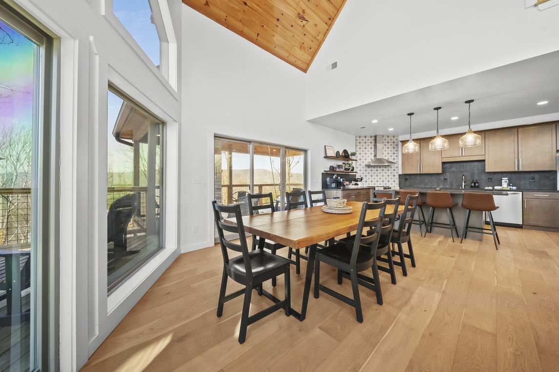 Ritzy Bear Lodge - New Listing