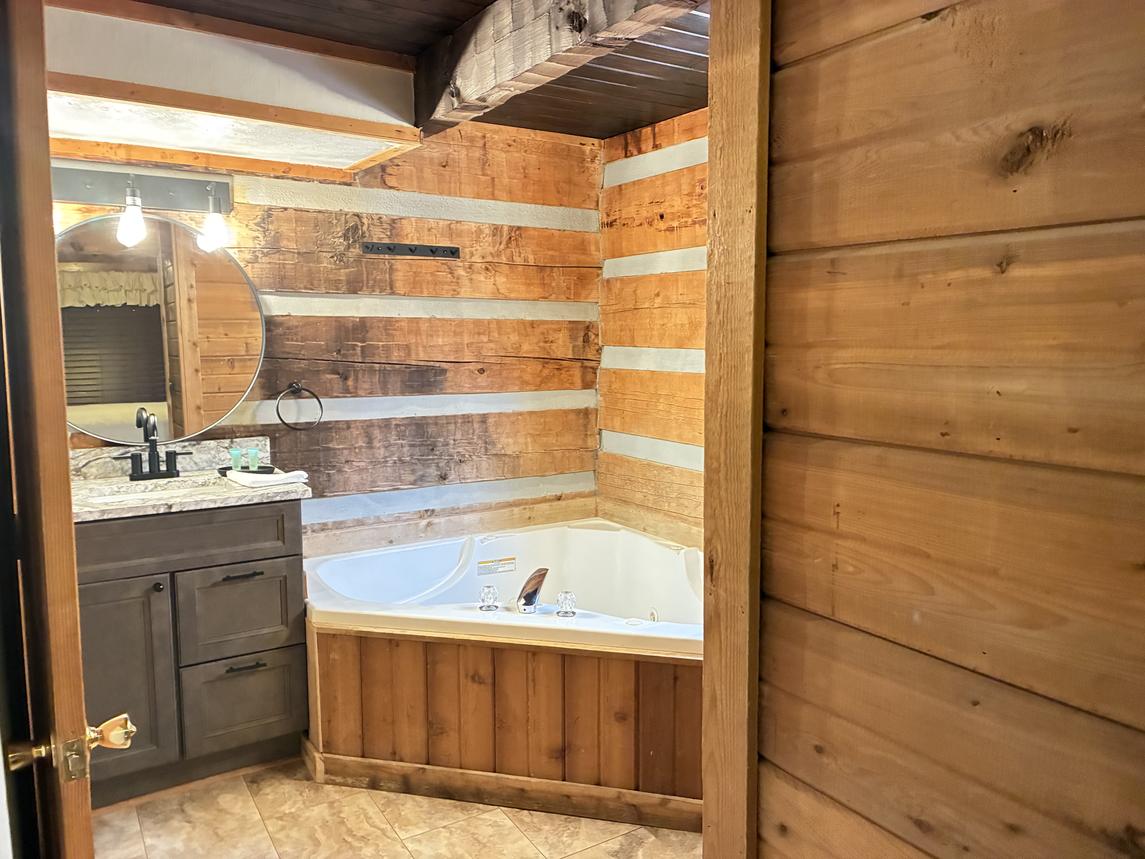 Cozy Cabin At Wild Turkey - New Listing