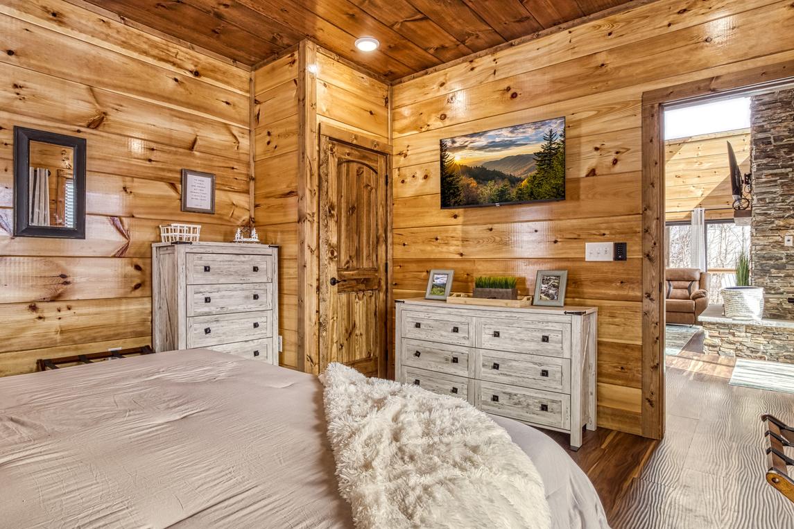 Longview Lodge - New Listing