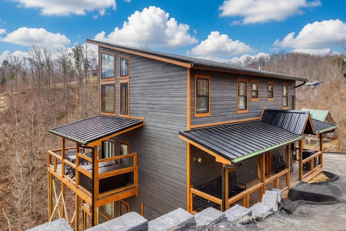 Longview Lodge - New Listing