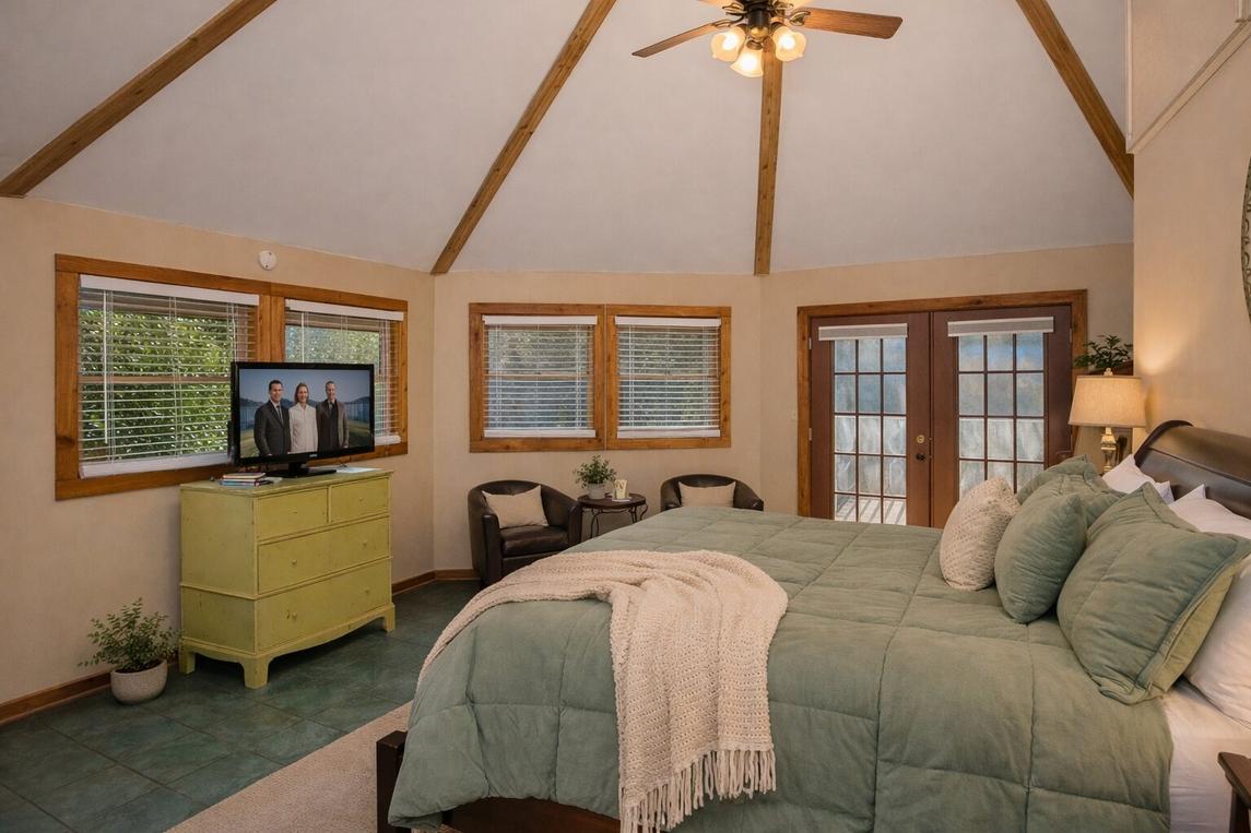 Smoky Bear Lodge with Guest House