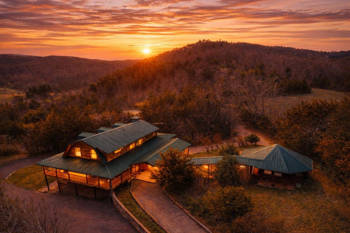 Smoky Bear Lodge with Guest House