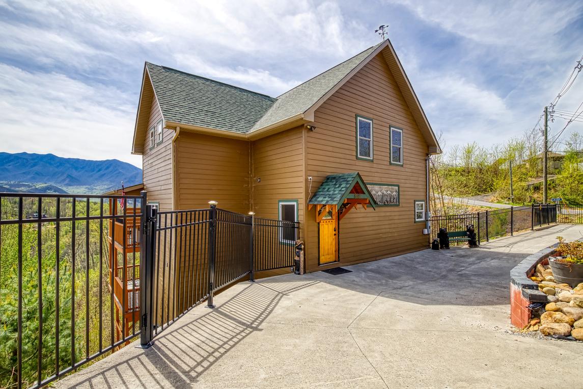 Beartastic Mountain View Lodge - New