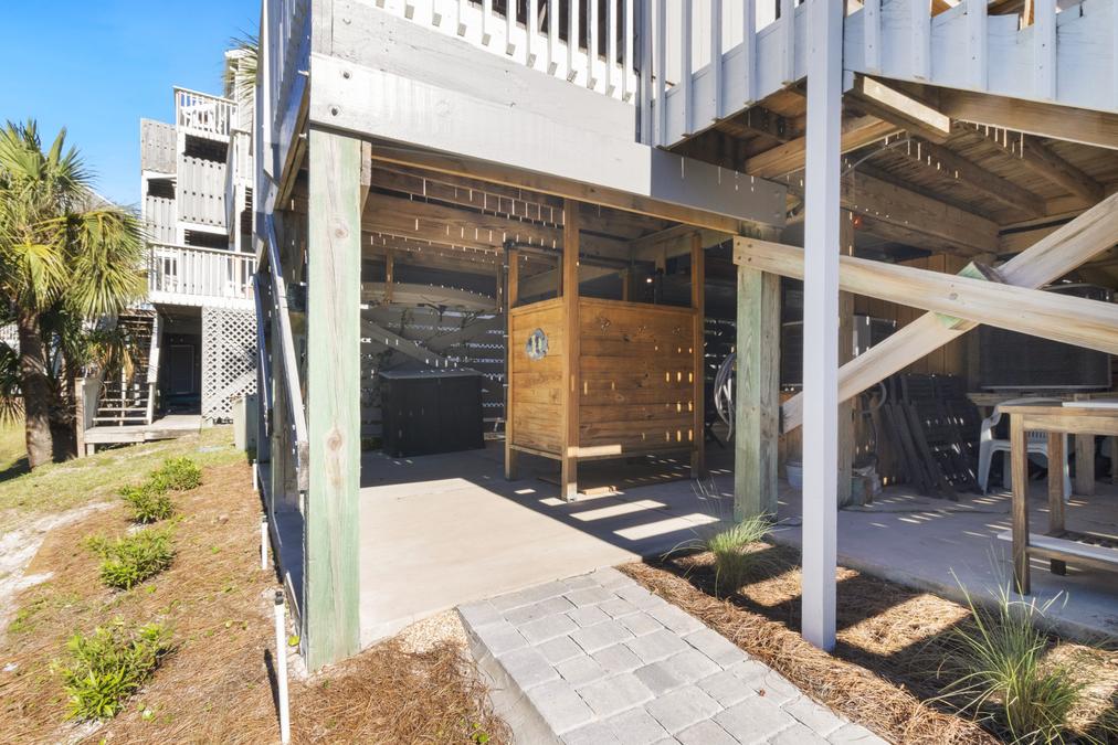 Outdoor shower access and 2 car parking