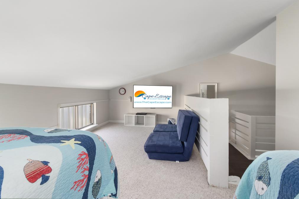 Great Loft Area with reclining chairs and Large Smart TV!