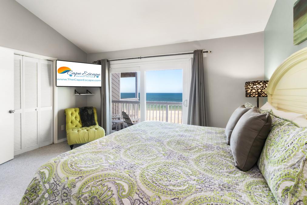 Large Smart TV and Gulf Balcony in King Master Suite