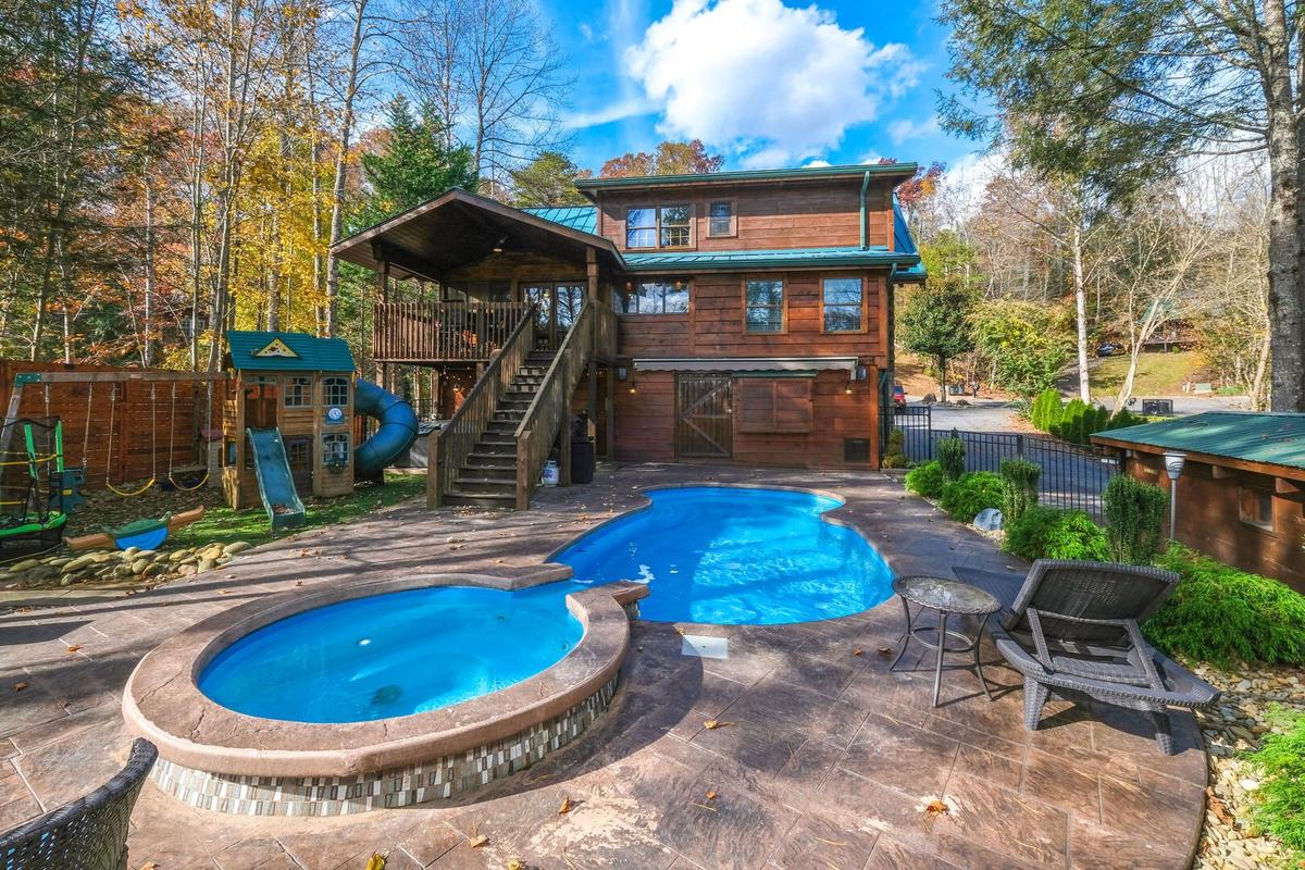Pitter Patter Spacious 5Bedroom Cabin with Private Pool in Gatlinburg