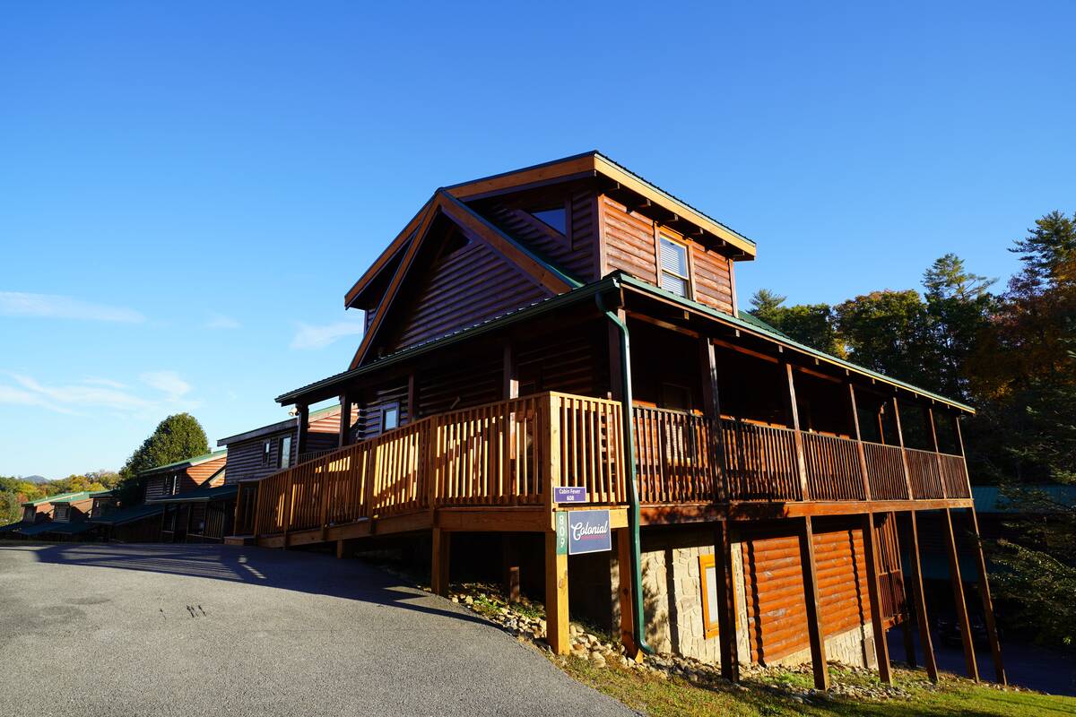 Pigeon Forge Cabin - 12 Suites Lodge - 12 Bedroom - Sleeps 48