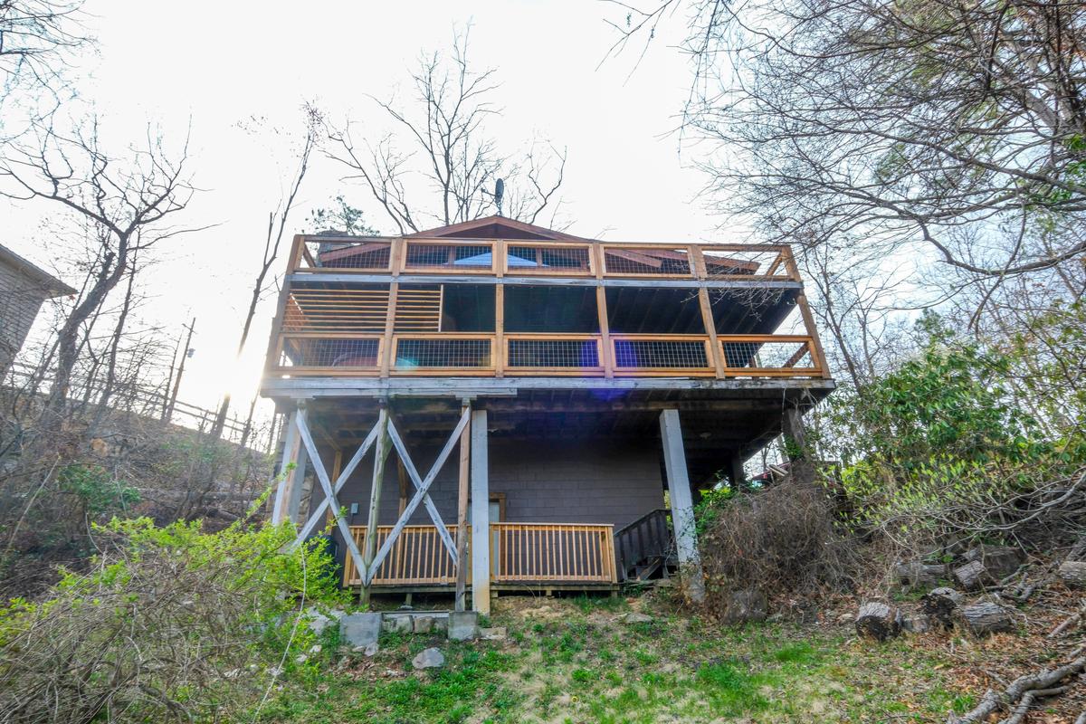 Base Camp: Luxurious 3-Bedroom Cabin Near Downtown Gatlinburg and Smoky  Mountains