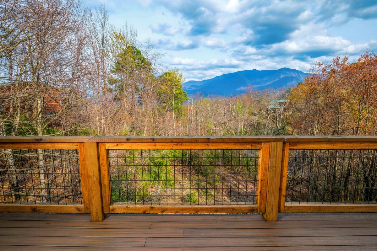 Base Camp: Luxurious 3-Bedroom Cabin Near Downtown Gatlinburg and Smoky  Mountains