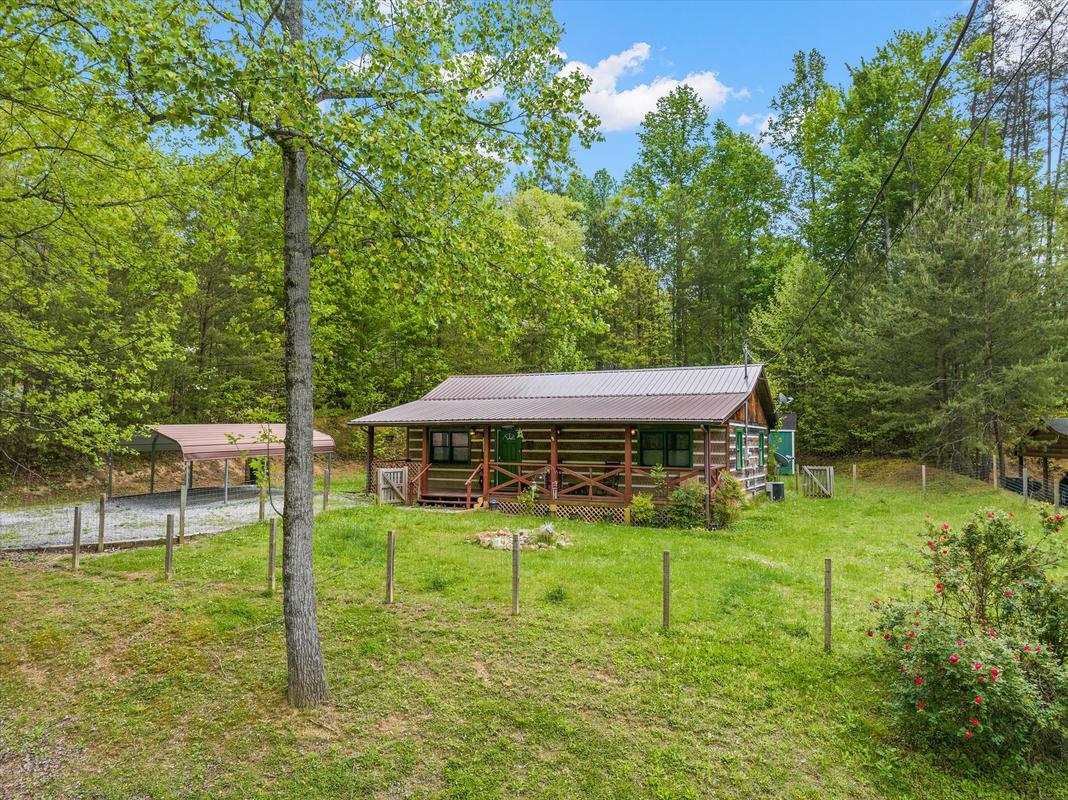 Lazy Bear: Charming 2-Bedroom Pigeon Forge Log Cabin with Modern Amenities