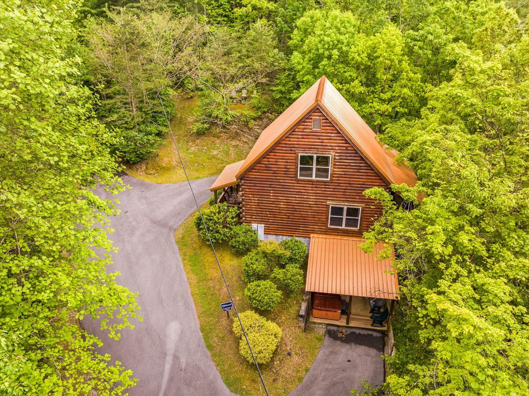 Pigeon Forge Cabins | Keaton's Wild Animal Cabin