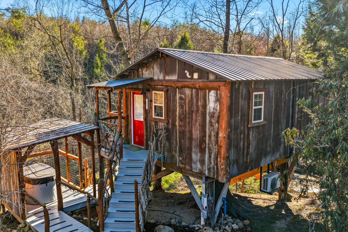 Creekside Treehouse
