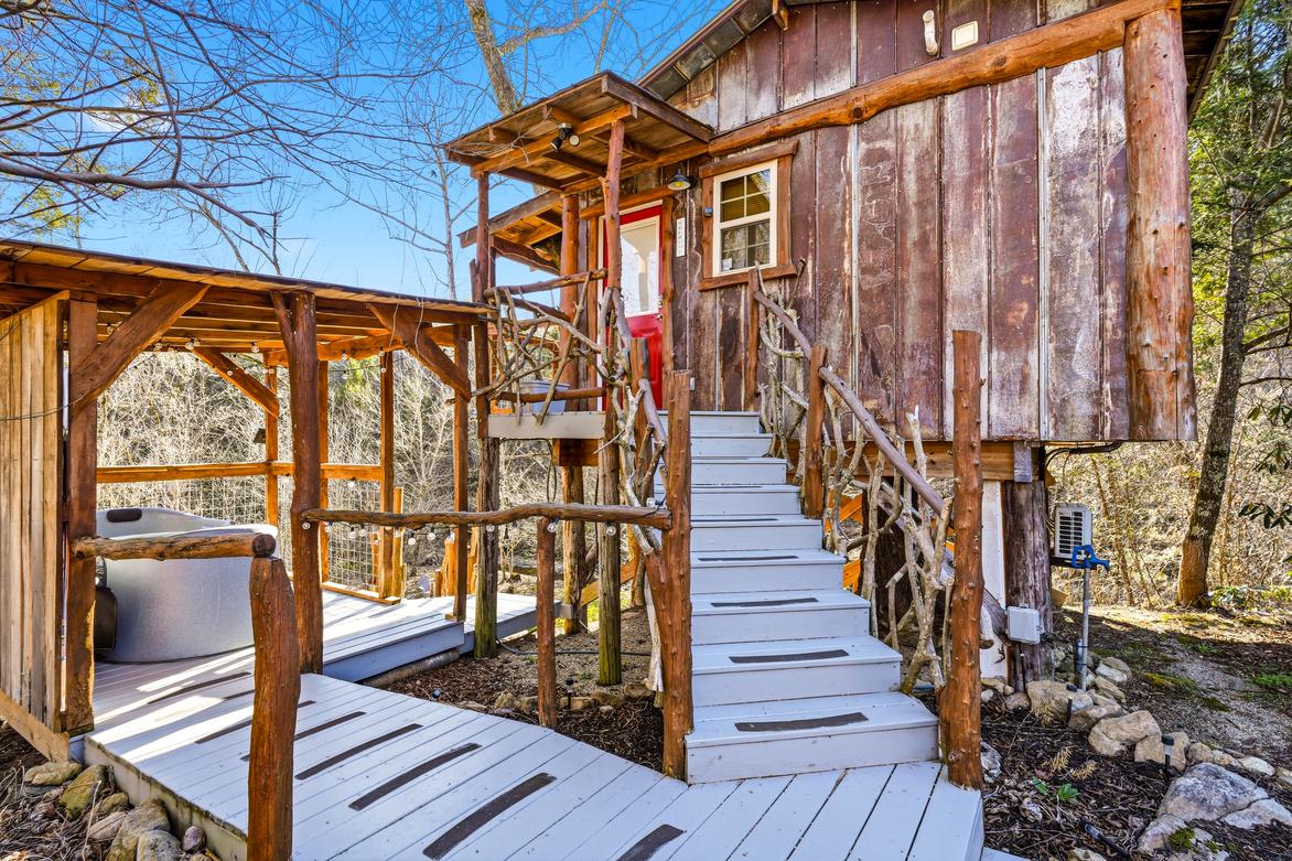 Creekside Treehouse