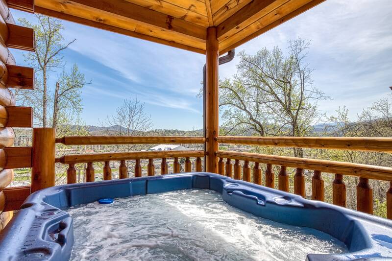 Blue Bear Splash - Hot tub with city view