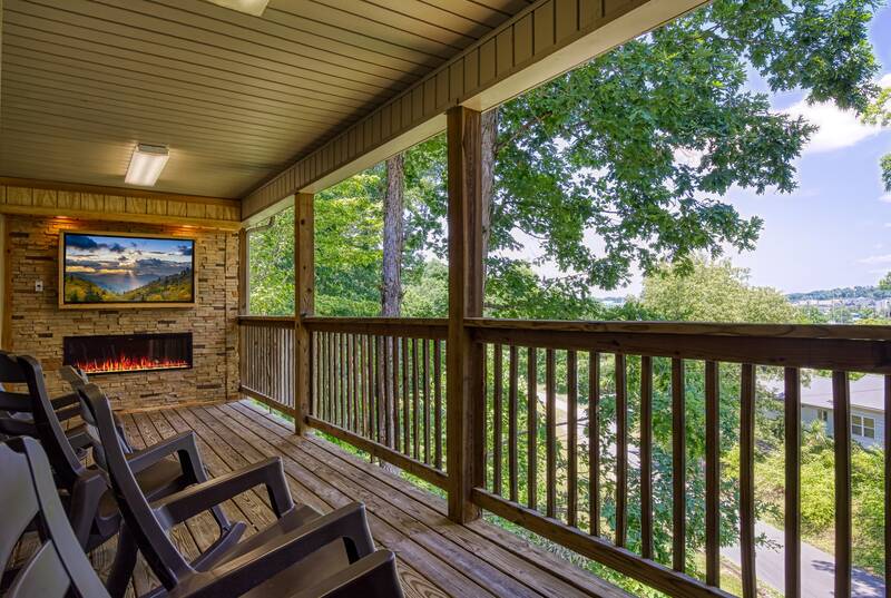Inn the Vicinity - Back deck with outdoor fireplace