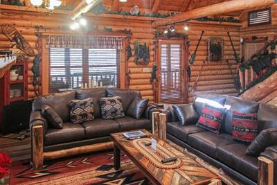 Creekside Lodge living room with leather couches