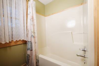 Angler's Bend lower level bathroom 2 tub/shower combo