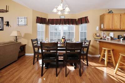 Pigeon River Retreat dining area