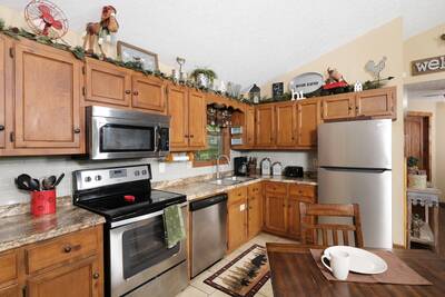 Moose Haven Cabin - Fully furnished kitchen