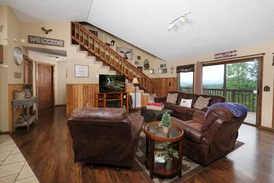 Moose Haven Cabin - Living room with 50-inch TV