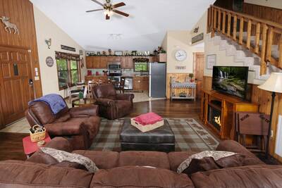 Moose Haven Cabin - Living room and kitchen