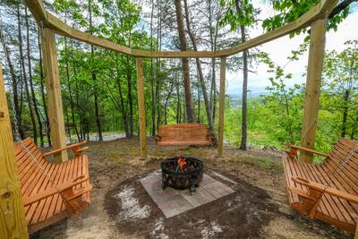 Moose Haven Cabin - Outdoor fire pit with swings