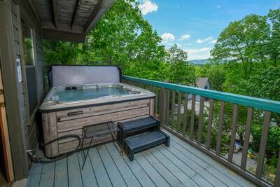 Majestic Poolside Lookout hot tub