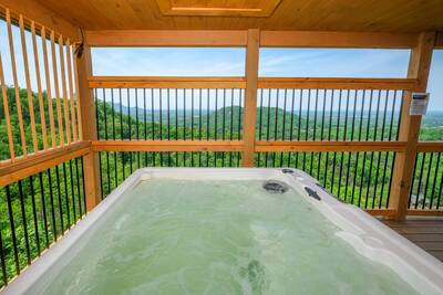 Chasing Views hot tub with panoramic mountain views