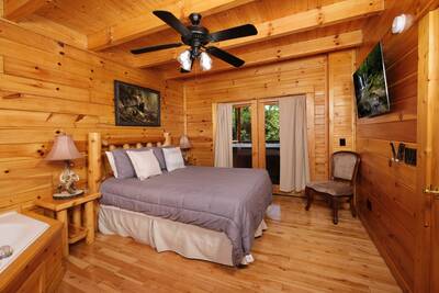 Katies Lodge main level bedroom 1 with queen size beds