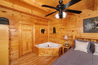 Katies Lodge main level bedroom 1 with in-room whirlpool tub