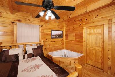 Katies Lodge main level bedroom 2 with in-room whirlpool tub