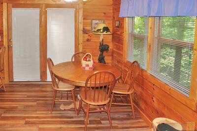 The Cabin at SunRae Ridge dining area