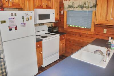 The Cabin at SunRae Ridge fully furnished kitchen