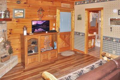 The Cabin at SunRae Ridge living room with 36-inch smart TV
