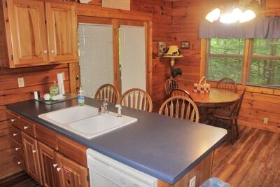The Cabin at SunRae Ridge bar and dining area